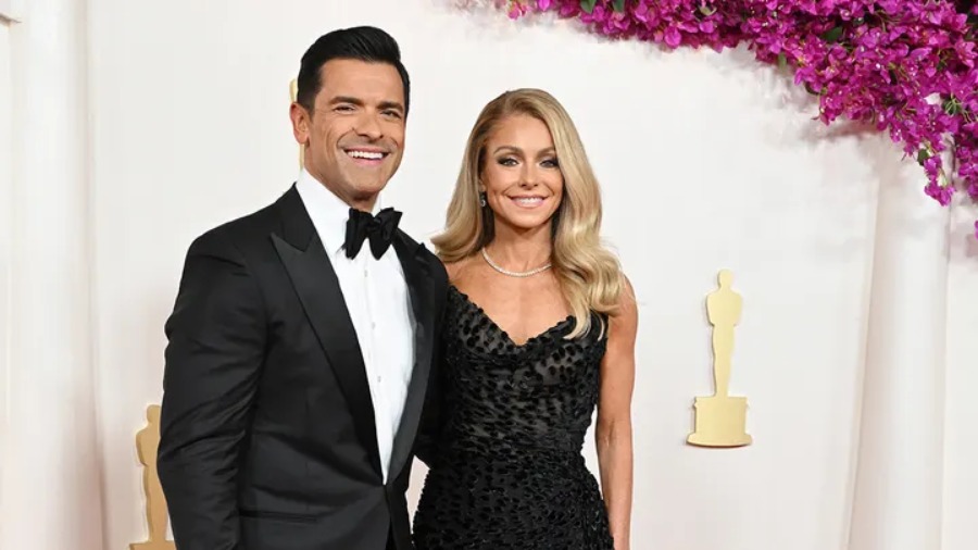 Kelly Ripa Reveals the Hilarious Bedtime Signal She Uses to Tell Mark Consuelos She’s Not in the Mood Kelly Ripa Reveals the Hilarious Bedtime Signal She Uses to Tell Mark Consuelos She's Not in the Mood
